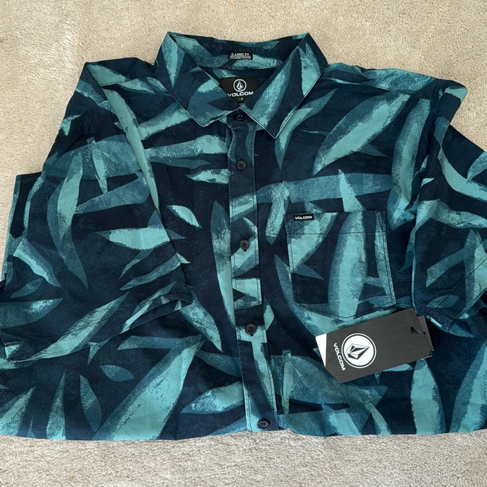 NWT Volcom Shirt